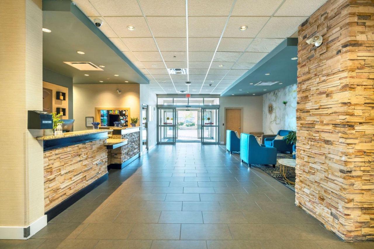 Comfort Inn & Suites Surrey Eksteriør billede