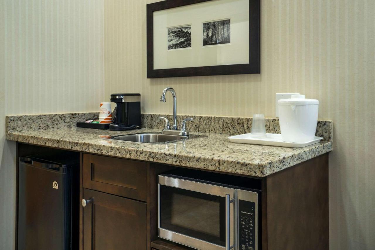 Comfort Inn & Suites Surrey Eksteriør billede